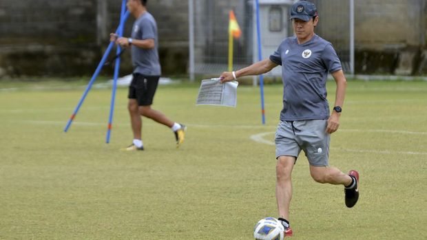Pelatih Tim Nasional Indonesia Shin Tae-yong menendang bola saat memimpin latihan Timnas Indonesia di Lapangan Trisakti, Legian, Badung, Bali, Jumat (21/1/2022). Timnas Indonesia melakukan pemusatan latihan di Bali menjelang dua pertandingan uji coba internasional melawan Timor Leste di Stadion Kapten I Wayan Dipta Bali pada 27 dan 30 Januari 2022. ANTARA FOTO/Fikri Yusuf/aww.