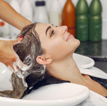 Perhatikan waktu keramas.