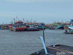 Diputar Balik Urus Izin, Ratusan Kapal Berdesakan di Pelabuhan Tegal