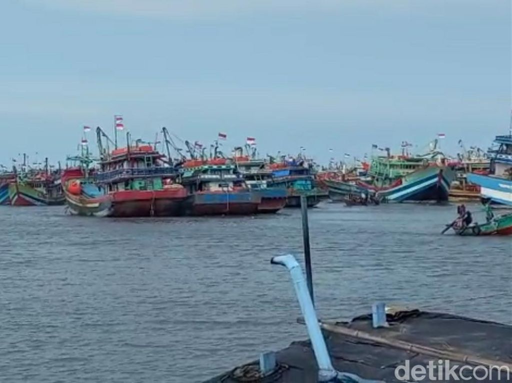 Diputar Balik Urus Izin, Ratusan Kapal Berdesakan di Pelabuhan Tegal Diputar Balik Urus Izin, Ratusan Kapal Berdesakan di Pelabuhan Tegal