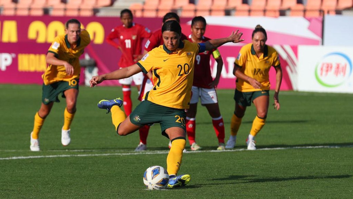 Sam Kerr saat menendang penalti ke gawang Indonesia. Foto: Getty Images/Thananuwat Srirasant