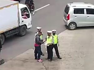 Panas! Pemotor Maki Polantas di Manggarai karena Ogah Ditilang