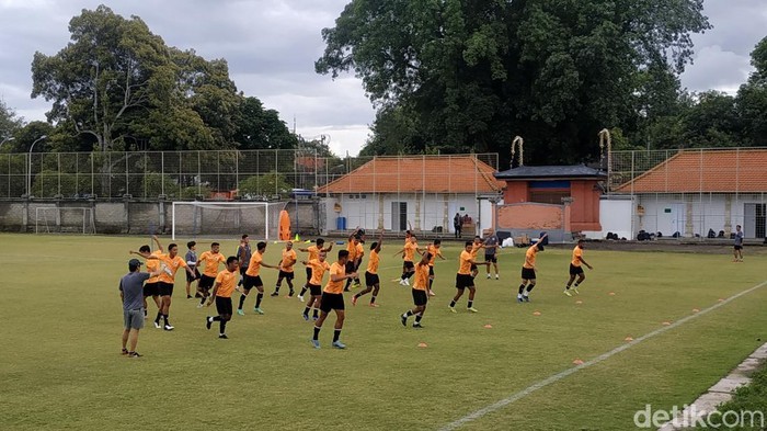 Timnas Indonesia latihan di  Lapangan Gelora Trisaksi, Desa Legian, Kecamatan Kuta, Kabupaten Badung, Bali, Jumat (21/1/2022)