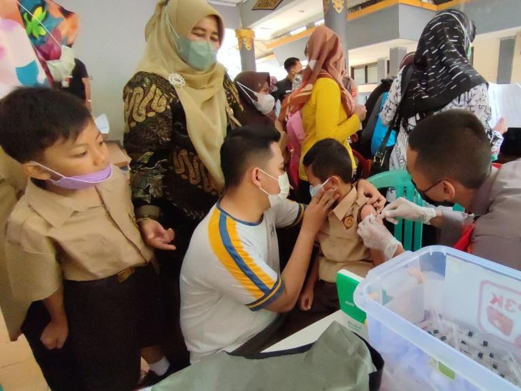 Keseruan Vaksinasi Anak 6-11 Tahun di Ciamis, Sambil Wisata di Astana Gede