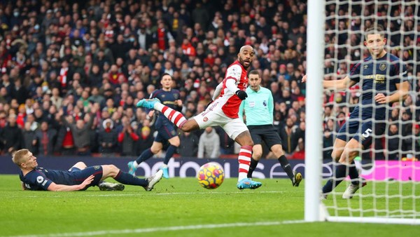 1366431745 LONDON, ENGLAND - JANUARY 23: Alexandre Lacazette of Arsenal shoots wide during the Premier League match between Arsenal and Burnley at Emirates Stadium on January 23, 2022 in London, England. (Photo by Catherine Ivill/Getty Images)