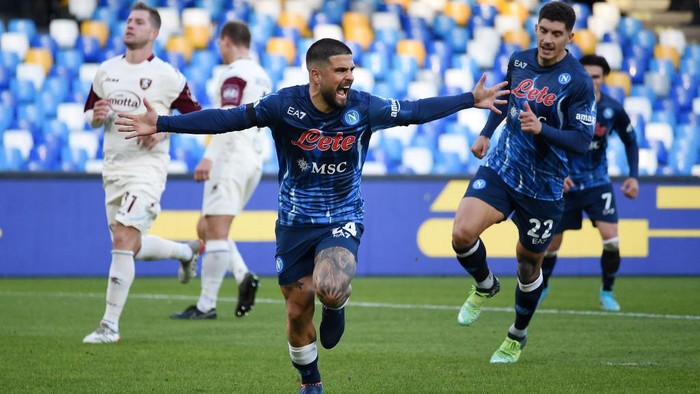 NAPLES, ITALY - JANUARY 23: Lorenzo Insigne of SSC Napoli celebrates after scoring the 4-1 goal during the Serie A match between SSC Napoli and US Salernitana at Stadio Diego Armando Maradona on January 23, 2022 in Naples, Italy. (Photo by Francesco Pecoraro/Getty Images)