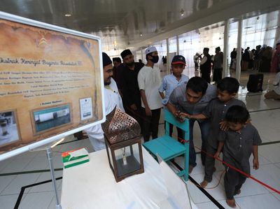 Antusias Warga Lihat Tongkat Hingga Janggut Rasulullah di Aceh