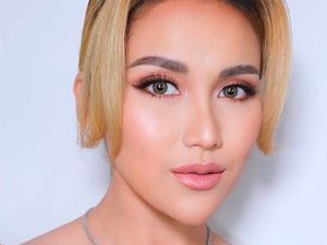 Gaya Unik Ayu Ting Ting Berkostum Perak, Netizen Sebut Mirip Alumunium Foil