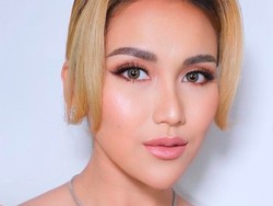 Gaya Unik Ayu Ting Ting Berkostum Perak, Netizen Sebut Mirip Alumunium Foil