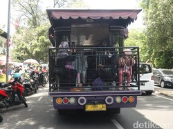 Bus Bandros Tabrak Pohon di Bandung, 11 Orang Luka Ringan