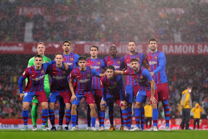 SEVILLE, SPAIN - DECEMBER 21: FC Barcelona players pose for a team photo ahead of the LaLiga Santander match between Sevilla FC and FC Barcelona at Estadio Ramon Sanchez Pizjuan on December 21, 2021 in Seville, Spain. (Photo by Fran Santiago/Getty Images)
