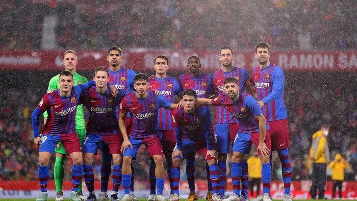 SEVILLE, SPAIN - DECEMBER 21: FC Barcelona players pose for a team photo ahead of the LaLiga Santander match between Sevilla FC and FC Barcelona at Estadio Ramon Sanchez Pizjuan on December 21, 2021 in Seville, Spain. (Photo by Fran Santiago/Getty Images)