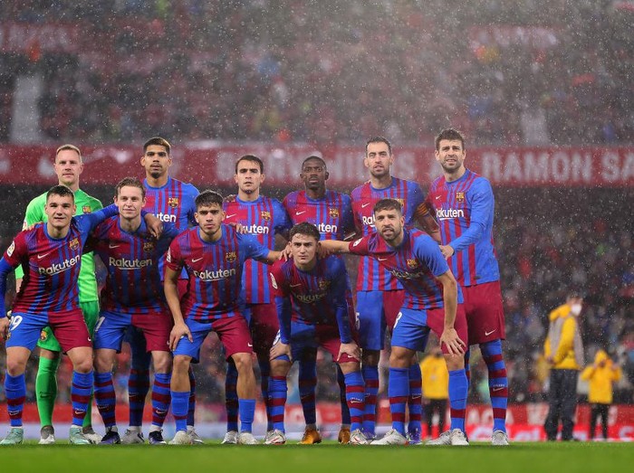 SEVILLE, SPAIN - DECEMBER 21: FC Barcelona players pose for a team photo ahead of the LaLiga Santander match between Sevilla FC and FC Barcelona at Estadio Ramon Sanchez Pizjuan on December 21, 2021 in Seville, Spain. (Photo by Fran Santiago/Getty Images)