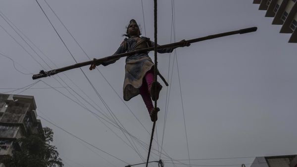 Bocah Ini Berjalan di Titian Tambang untuk Mencari Uang