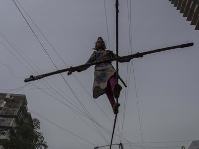 Bocah Ini Berjalan di Titian Tambang untuk Mencari Uang