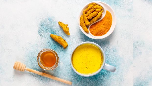 Bumbu dapur kunyit yang cocok dibuat sebagai minuman alami untuk kesehatan.