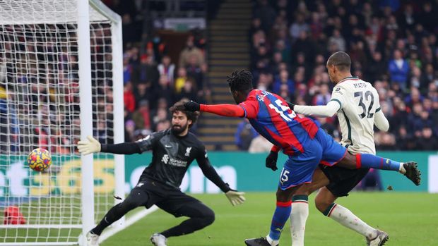 LONDON, ENGLAND - JANUARY 23: Jeffrey Schlupp of Crystal Palace shoots wide during the Premier League match between Crystal Palace  and  Liverpool at Selhurst Park on January 23, 2022 in London, England. (Photo by Alex Pantling/Getty Images)