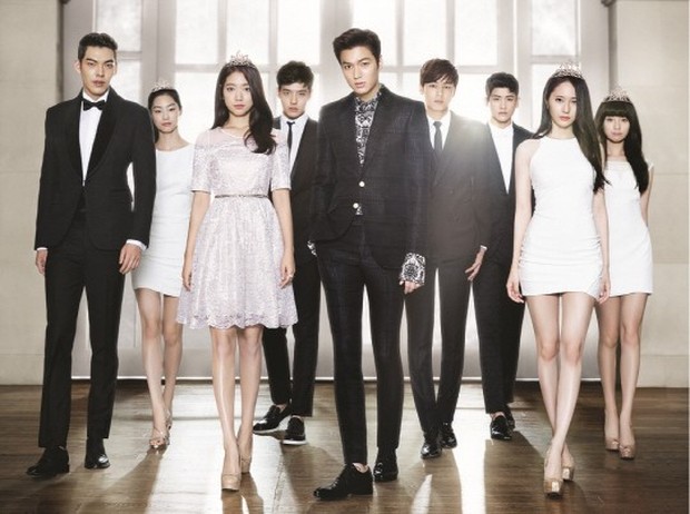 Drama The Heirs mengisahkan kisah cinta segitiga antara Lee Min Ho, Park Shin Hye, dan Kim Woo Bin