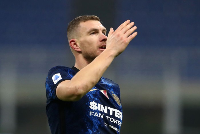 .MILAN, ITALY - JANUARY 22: Edin Dzeko of FC Internazionale celebrates after scoring their sides second goal during the Serie A match between FC Internazionale and Venezia FC at Stadio Giuseppe Meazza on January 22, 2022 in Milan, Italy. (Photo by Marco Luzzani/Getty Images)