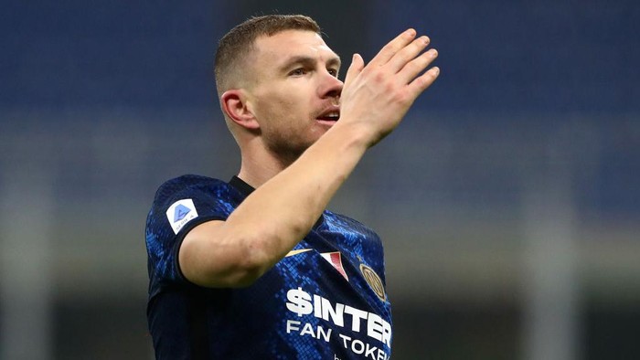.MILAN, ITALY - JANUARY 22: Edin Dzeko of FC Internazionale celebrates after scoring their sides second goal during the Serie A match between FC Internazionale and Venezia FC at Stadio Giuseppe Meazza on January 22, 2022 in Milan, Italy. (Photo by Marco Luzzani/Getty Images)