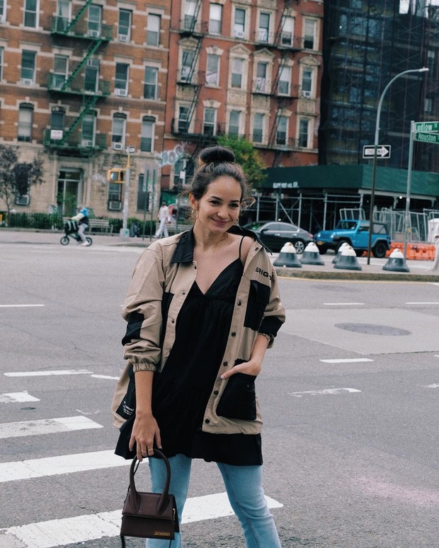 Fashion Enzy Storia saat di LA/instagram.com/enzystoria Adu gaya geng blekpunk saat di luar negeri.