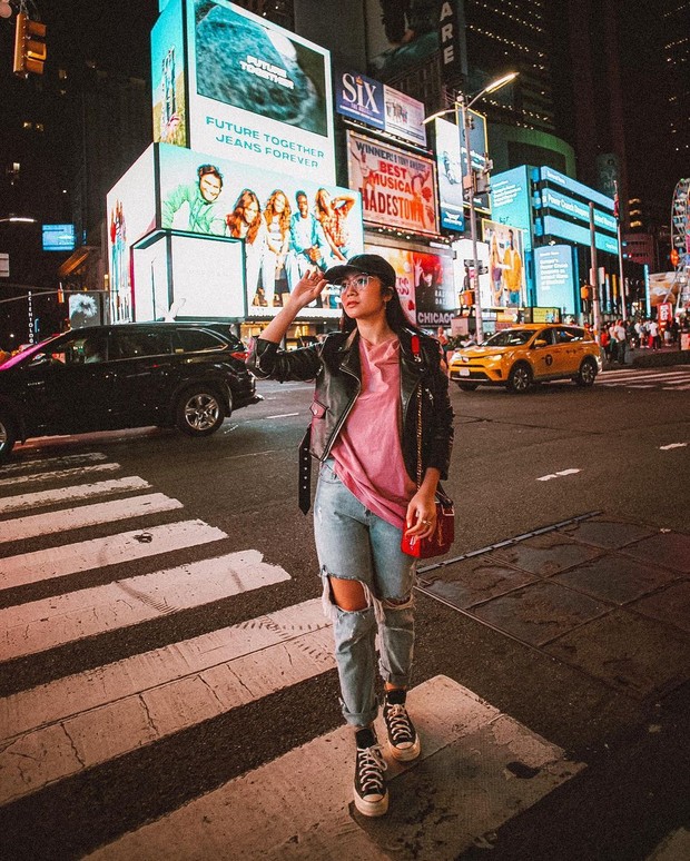 Fashion Febby saat di LA/instagram.com/febbyrastanty Adu gaya geng blekpunk saat di luar negeri.