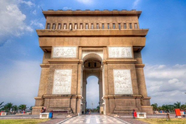 Foto: Instagram/@circleimajiner Arch de Triomphe di Indonesia