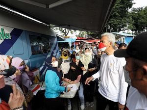 Saat Ganjar Jadi Rebutan Selfie Emak-emak di Palembang