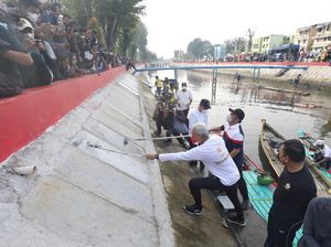 Ganjar Puji Tradisi Gotong Royong Masyarakat Bersihkan Sungai Sekanak