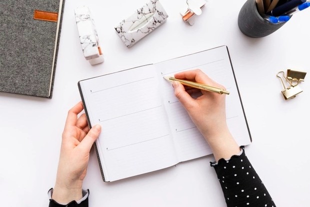 Ilustrasi membuat catatan/ Foto: Freepik.com