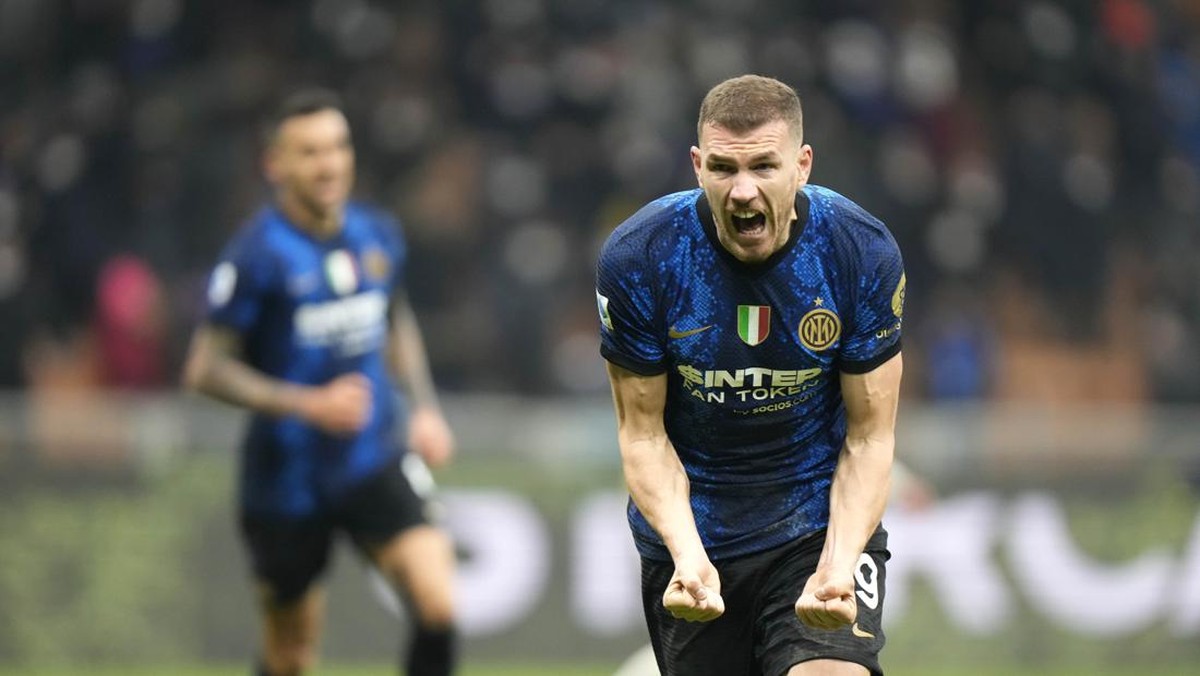 Inter Milan menang 2-1 atas Venezia lewat gol Edin Dzeko (AP/Luca Bruno)