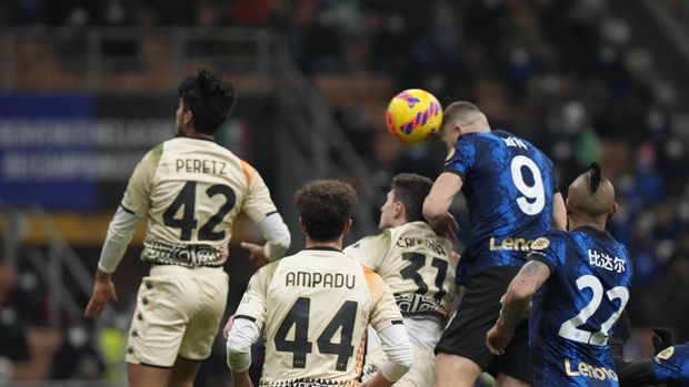 Inter Milan's Edin Dzeko scores his side's 2nd goal during a Serie A soccer match between Inter Milan and Venezia at the San Siro stadium in Milan, Italy, Saturday, Jan. 22, 2022. (AP Photo/Luca Bruno)