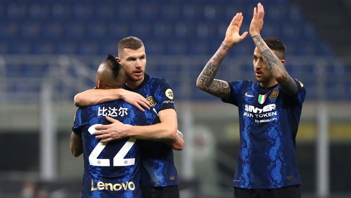 .MILAN, ITALY - JANUARY 22: Edin Dzeko, Arturo Vidal and Matias Vecino of FC Internazionale celebrate following their sides victory in the Serie A match between FC Internazionale and Venezia FC at Stadio Giuseppe Meazza on January 22, 2022 in Milan, Italy. (Photo by Marco Luzzani/Getty Images)
