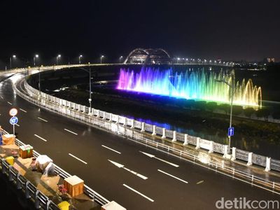 Kala Jembatan Suroboyo Berhias Air Mancur Menari