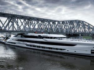 Potret Superyacht 80 Meter Digencet Jembatan Potret Superyacht 80 Meter Digencet Jembatan