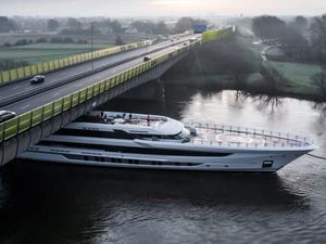 Kala Kapal Pesiar Raksasa Bak Digencet Jembatan