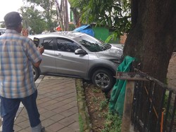 Salah Injak Pedal, Mobil di Tangerang Tabrak Pagar Eks Kantor Kelurahan