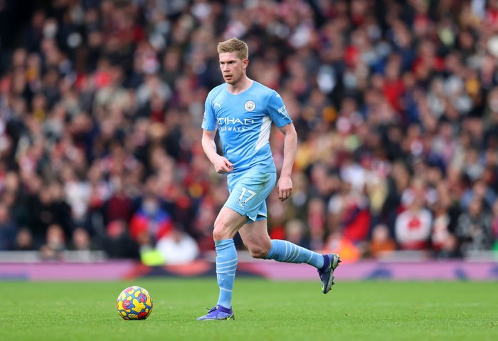 Kevin De Bruyne MANCHESTER, ENGLAND - DECEMBER 26: Kevin De Bruyne of Manchester City during the Premier League match between Manchester City and Leicester City at Etihad Stadium on December 26, 2021 in Manchester, England. (Photo by Alex Pantling/Getty Images)