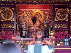 Ganti Jubah Sambut Imlek, Petugas Klenteng Banyuwangi Wajib Vegetarian 3 Hari