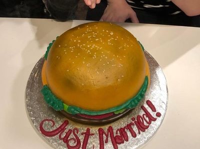 10 Kue Pernikahan Unik, Tema Tengkorak hingga Burger