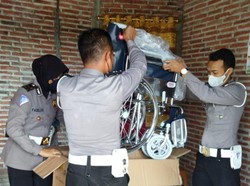 Korban Kecelakaan di Jombang Terima Kursi Roda Gratis