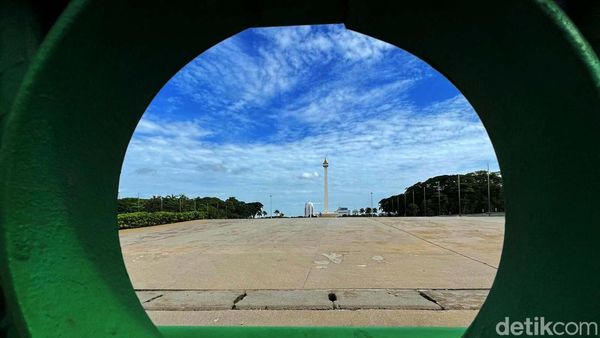 Langit Biru di Kawasan Monas yang Masih Tutup untuk Umum
