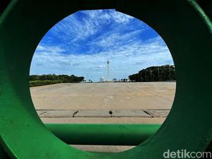 Langit Biru di Kawasan Monas yang Masih Tutup untuk Umum