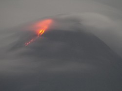 Geger Erupsi Merapi: Ratusan Warga Mengungsi-Picu Hujan Abu Vulkanik