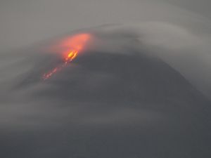 Geger Erupsi Merapi: Ratusan Warga Mengungsi-Picu Hujan Abu Vulkanik Geger Erupsi Merapi: Ratusan Warga Mengungsi-Picu Hujan Abu Vulkanik