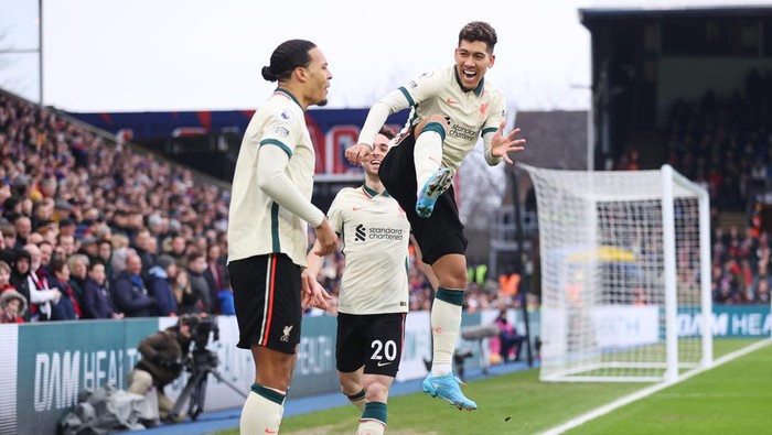 LONDON, ENGLAND - JANUARY 23: Virgil van Dijk of Liverpool celebrates with teammate Roberto Firmino after scoring their sides first goal during the Premier League match between Crystal Palace  and  Liverpool at Selhurst Park on January 23, 2022 in London, England. (Photo by Alex Pantling/Getty Images)