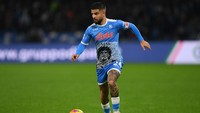 Masih ada satu lagi motif baju kandang Napoli, yakni dengan motif siluet Diego Maradona, seperti yang dipakai saat melawan Lazio pada November lalu. Foto: Getty Images/Francesco Pecoraro