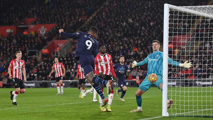 SOUTHAMPTON, ENGLAND - JANUARY 22: Gabriel Jesus of Manchester City has his shot saved by Fraser Forster of Southampton during the Premier League match between Southampton and Manchester City at St Marys Stadium on January 22, 2022 in Southampton, England. (Photo by Mike Hewitt/Getty Images)