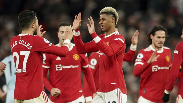 Manchester Uniteds Marcus Rashford, center, celebrates with teammates after scoring his sides first goal during the English Premier League soccer match between Manchester United and West Ham at Old Trafford stadium in Manchester, England, Saturday, Jan. 22, 2022. (AP Photo/Dave Thompson)