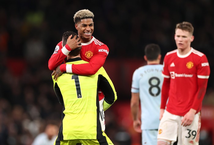 MANCHESTER, ENGLAND - JANUARY 22: David De Gea embraces Marcus Rashford of Manchester United after their sides victory during the Premier League match between Manchester United and West Ham United at Old Trafford on January 22, 2022 in Manchester, England. (Photo by Naomi Baker/Getty Images)